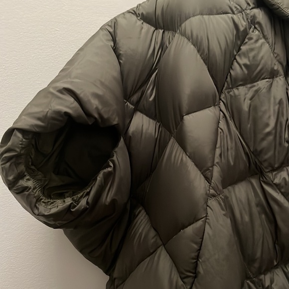 The North Face Short Sleeve Green Puffer - Picture 2 of 5